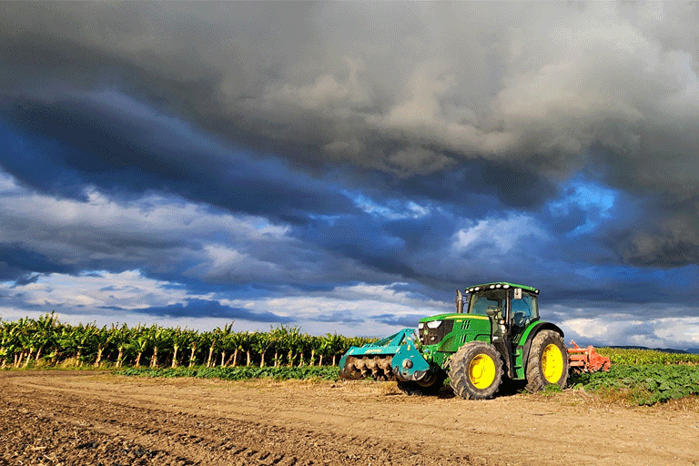 2023. Tractor John Deere, Finca Destino 18.
